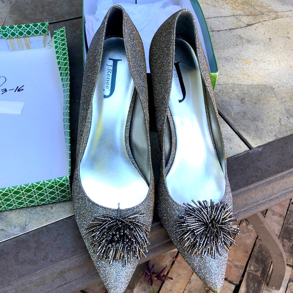 J Renee PEARLEe-JJ Pewter Pump Make statement with this versatile pump 12M
